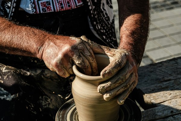 Où découvrir les traditions artisanales de la poterie en Grèce?